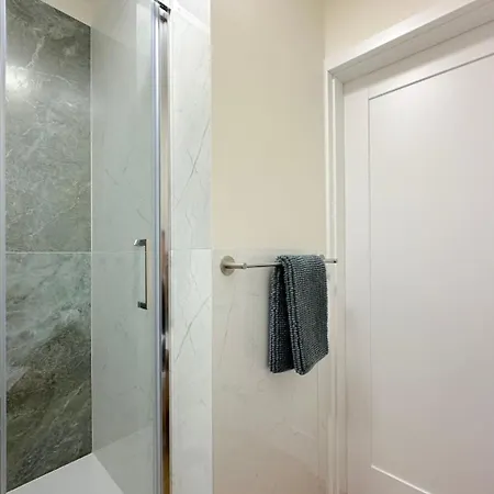 Seredino Apartment- Modern Comfort In A Quiet Location, 5 Minutes To Old Town & Seaside Gdańsk